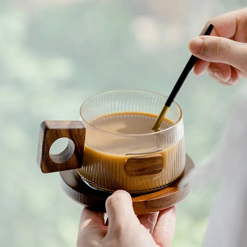 Caneca Canelada com Alça e Pires de Madeira